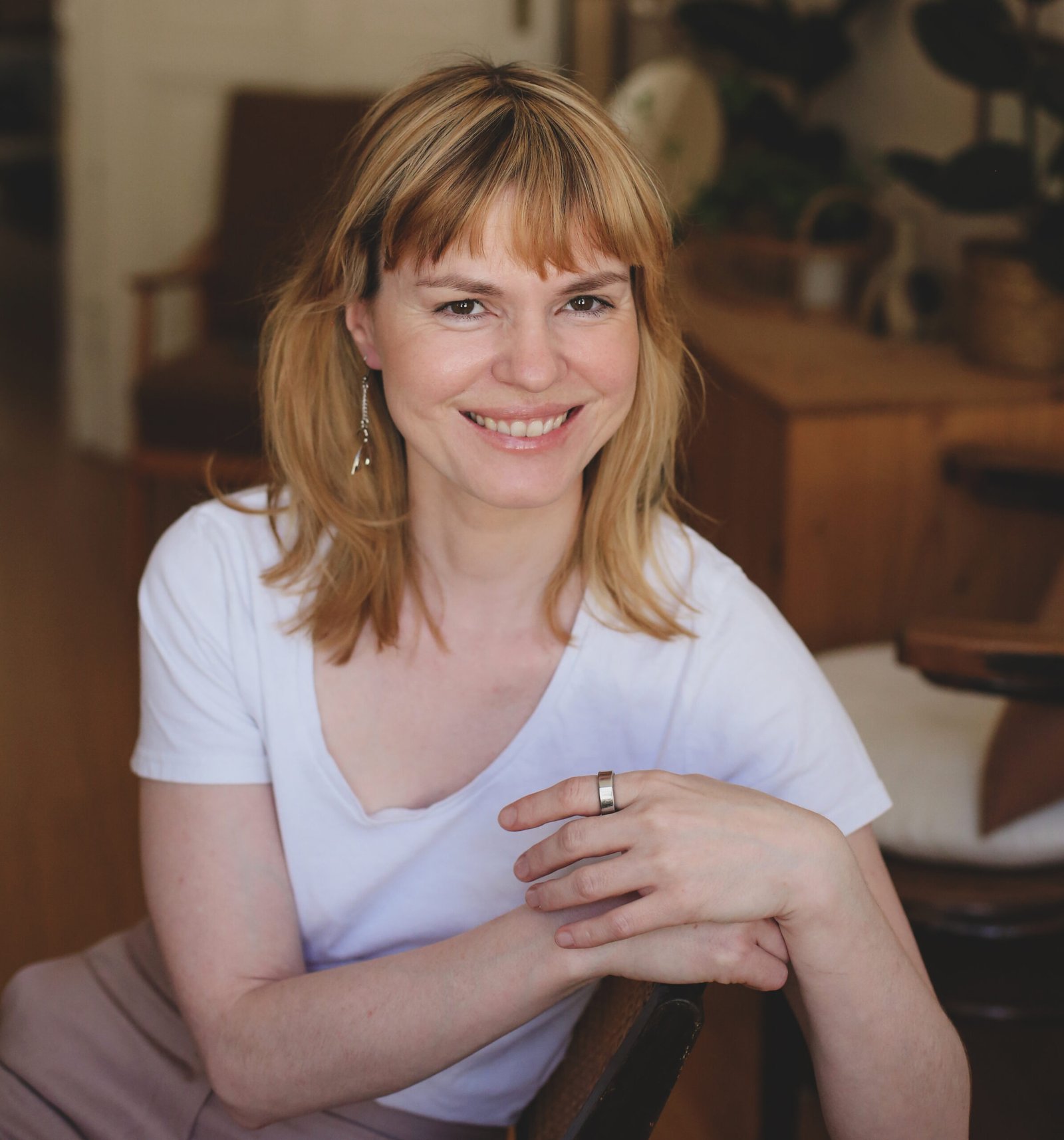 Regina lächelt herzlich in die Kamera - Doula für Schwangerschaft, Geburt und Wochenbett in Köln<br />
